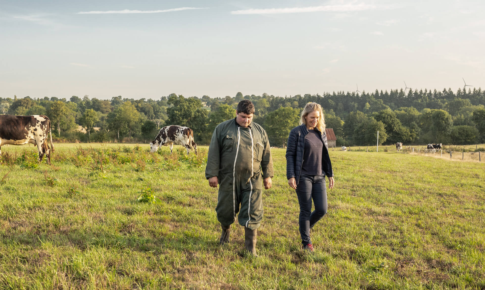 Lucie Lepleux cammina tra i campi della Normandia con un allevatore