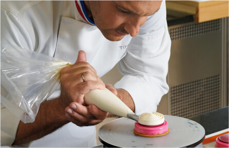 Le Meilleur Ouvrier de France Pâtissier 2011 a réalisé un Tourbillon mûre cassis avec sa technique de pochage signature, exécutée avec brio.