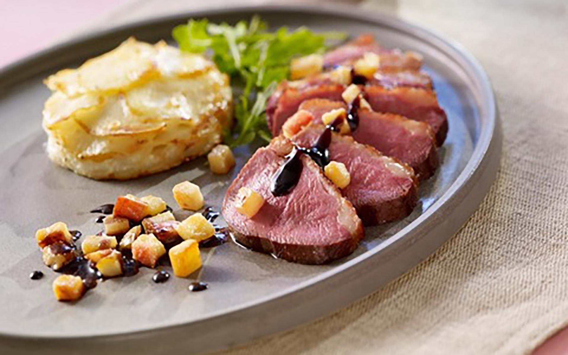 Canard Fruité Pomme Poire Et Son Médaillon Aux Pommes De Terre