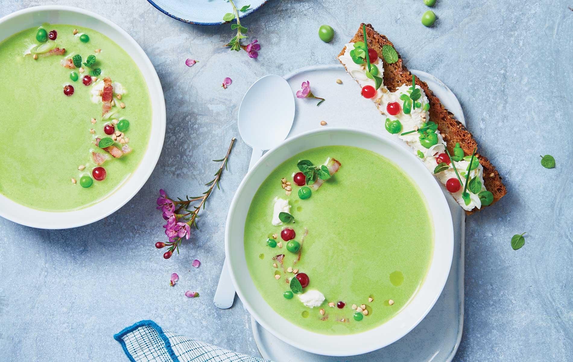 Crème froide de petits pois au fromage fouetté, groseilles, lard fumé ...