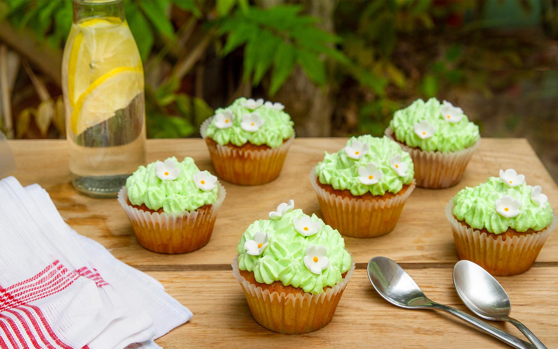 Cupcakes: comment déposer un glaçage avec une poche à douille ? 