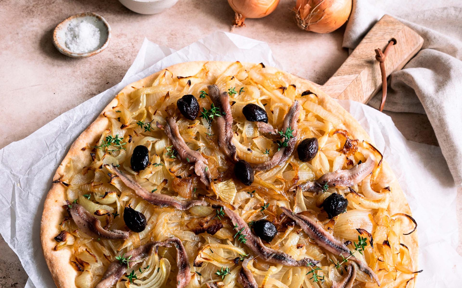 Pissaladière à l'oignon rouge - tarte salée - la cerise sur le maillot