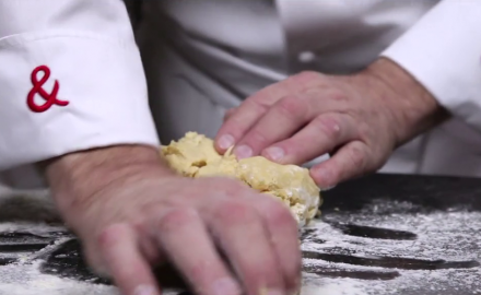 How to make shortcrust dough (sandy Method)?