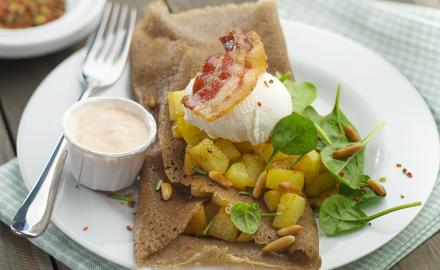 Galettes au blé noir, oeuf poché et pommes de terre sautées