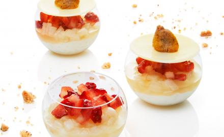 Crème légère de riz, fine gelée de rhubarbe et fraise à la fleur d'oranger