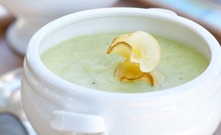 Velouté poireaux panais et tuiles au parmesan