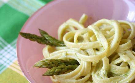 Linguines à la crème citronnée, asperges et noisettes