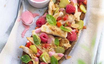 Tartine de poulet grillé et sa vinaigrette à la framboise