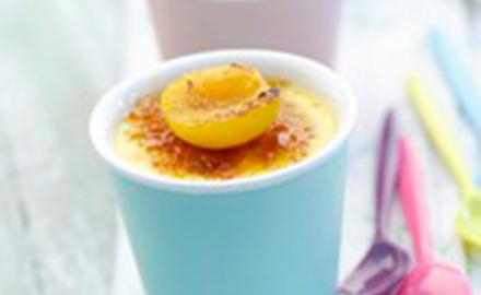 Petits pots de crème brûlée et abricots confits