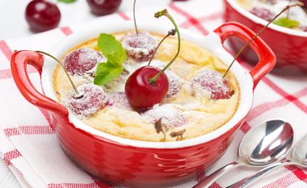 Clafoutis aux deux cerises et à la menthe fraîche