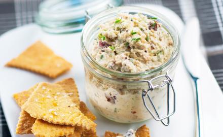 Rillettes maquereaux herbes, crème, épices et raisins secs