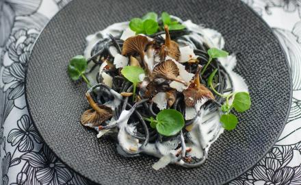 Spaghetti noirs aux champignons, crème au parmesan