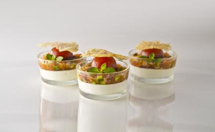 Verrine de tomates, mousse légère de Mozarella au basilic & sa tuile de Parmesan