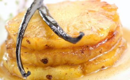 Grilled pineaple with vanilla sauce