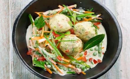 Boulettes de poisson, crème épicée au laurier