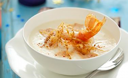 Velouté de chou-fleur aux langoustines et foie gras croquant de sésame