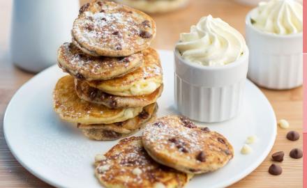 Mini crêpes aux pépites de chocolat noir et blanc