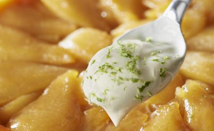 Tarte tatin de poires Croquine à la cardamome, crème épaisse au citron vert