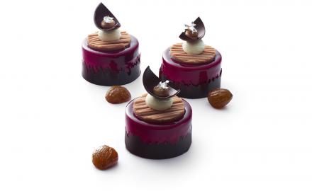 Petits gâteaux marron et cassis