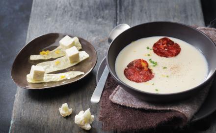 Velouté de chou-fleur au Carré Frais, chorizo et croustillant d'emmental