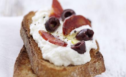 Bruschetta au Carré Frais, chorizo et olives noires