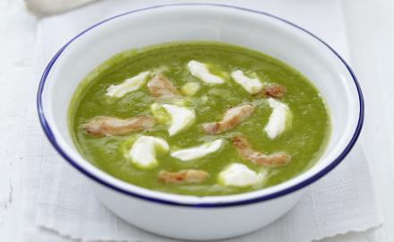 Velouté froid de petits pois au Carré Frais et cubes de volaille grillés