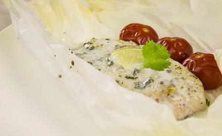 Papillote de dos de cabillaud au lait de coco et ses tomates-cerises pochées