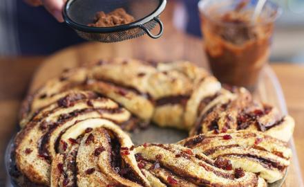 Brioche tressée au chocolat et baies de cranberry