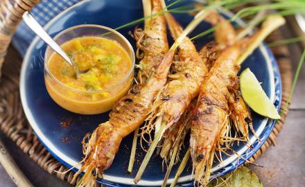 Brochettes de gambas grillées et crème à la mangue