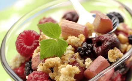 Crumble aux fruits rouges et rhubarbe