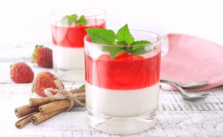 Panna cotta à la vanille et au coulis de fraises