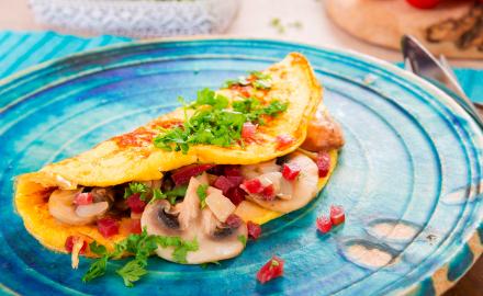 Omelette soufflée aux oignons roses, champignons frais et jambon cru