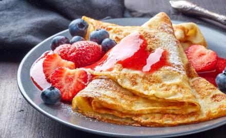 Crêpes aux fruits rouges, beurre et crème