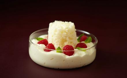 Ecume crémeuse d'amandes, framboises et biscuit "minute"