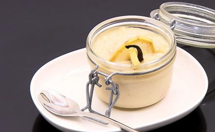 Panna cotta au beurre de cacahuetes et bananes flambées au rhum