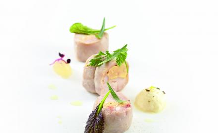 Râble de lapin au foie gras en gelée, espuma à la moutarde