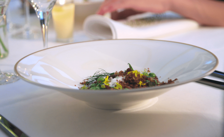 Comme un ragoût de petits pois, crème double et pain frit