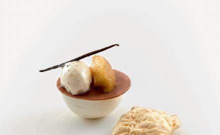 Pomme façon Tatin, crème moelleuse, tuile au praliné, espuma de caramel