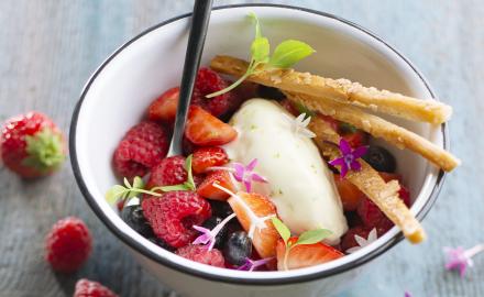 Salade de fruits rouges, quenelle de crème citron et basilic glacé