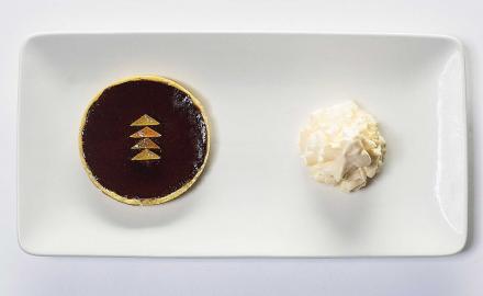 Tarte au chocolat amer et cubes de clémentines confits, crème chantilly aux agrumes