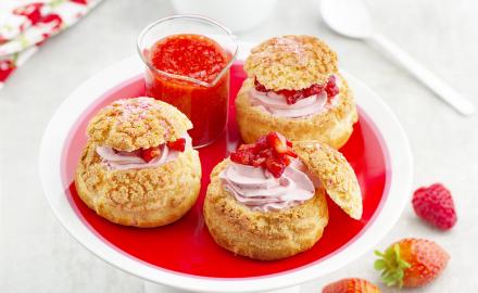 CHOUX, CRÈME FOUETTÉE, FRAISES ET FRAMBOISES