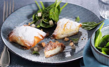 Pastilla au fromage frais, salade d'épinards