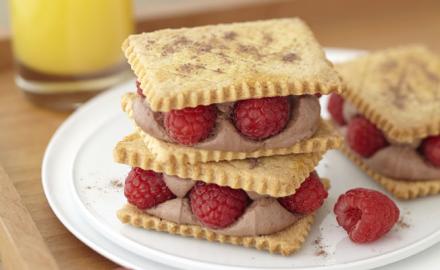 Sandwich sablé chocolat, fromage frais et framboises