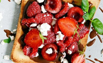 BUTTERED TARTINE, CRUSHED STRAWBERRIES TOPPED WITH CHOCOLATE