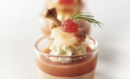 Cappuccino de homard au coulis de tomates, chantilly parfumée à l’estragon, feuilleté de tapenade