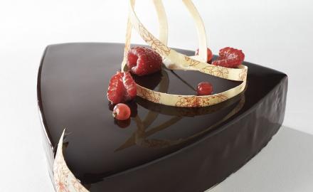 Entremet aux trois chocolats, framboise et groseille