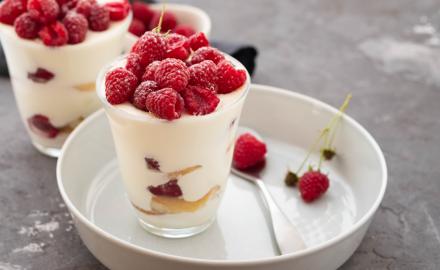 Mousse de crème au mascarpone aux framboises et biscuits roses