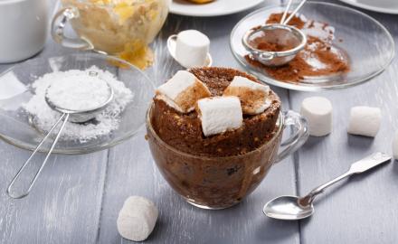 Mug cake au chocolat et son coeur de guimauve au four