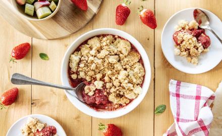 Crumble à la rhubarbe & fraises