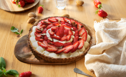 Tarte aux fraises, crème chocolat blanc et éclats d’amandes